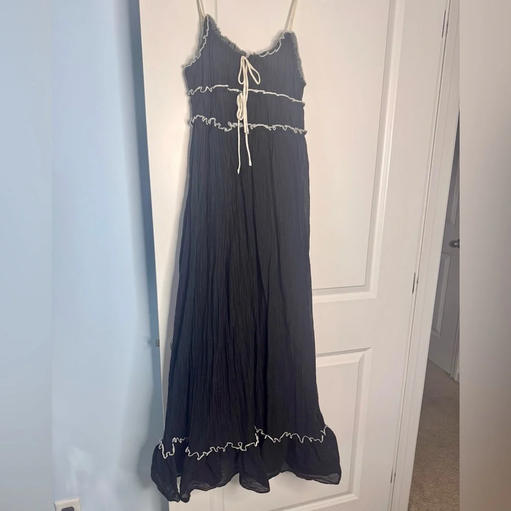 🍓6/$15🍓 Black & White Crepey Maxi Dress - Picture 4 of 7